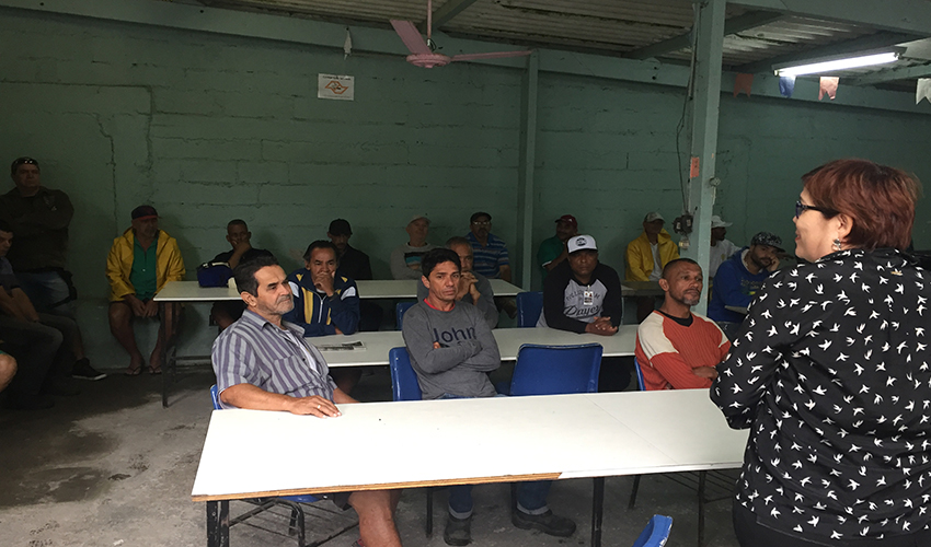 A presidente da Guarujá Previdência, Célia Rodrigues Ribeiro, em visita à fábrica de blocos da Prefeitura Municipal de Guarujá.