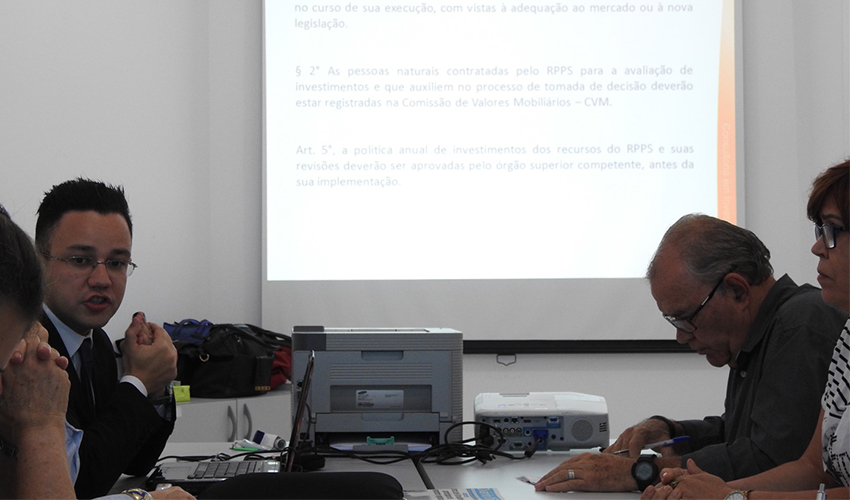 A apresentação da política de investimentos de 2017 para o Conselho de Administração da Guarujá Previdência. Na foto: Felipe Affonso (esq.), Nelson de Sousa, do comitê de investimentos, e a presidente da autarquia.
