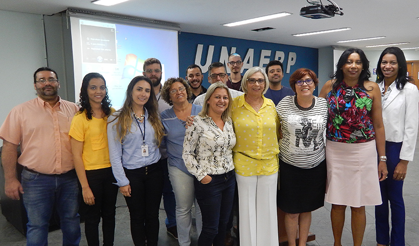 A Dra. Tereza Neuman (centro) ao lado da equipe da Guarujá previdência e alguns servidores da cidade