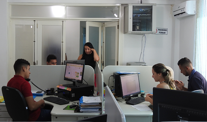 Parte da equipe da Guarujá Previdência. Da esq. para a dir.:Rodrigo Sales (Compras), Sávio Sabino (TI), Patrícia Helena, Luciana Goulart e Luís Sousa (Gestão de Pessoas)